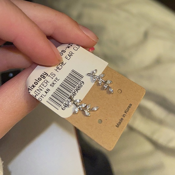 Silver stud earring - Picture 4 of 4